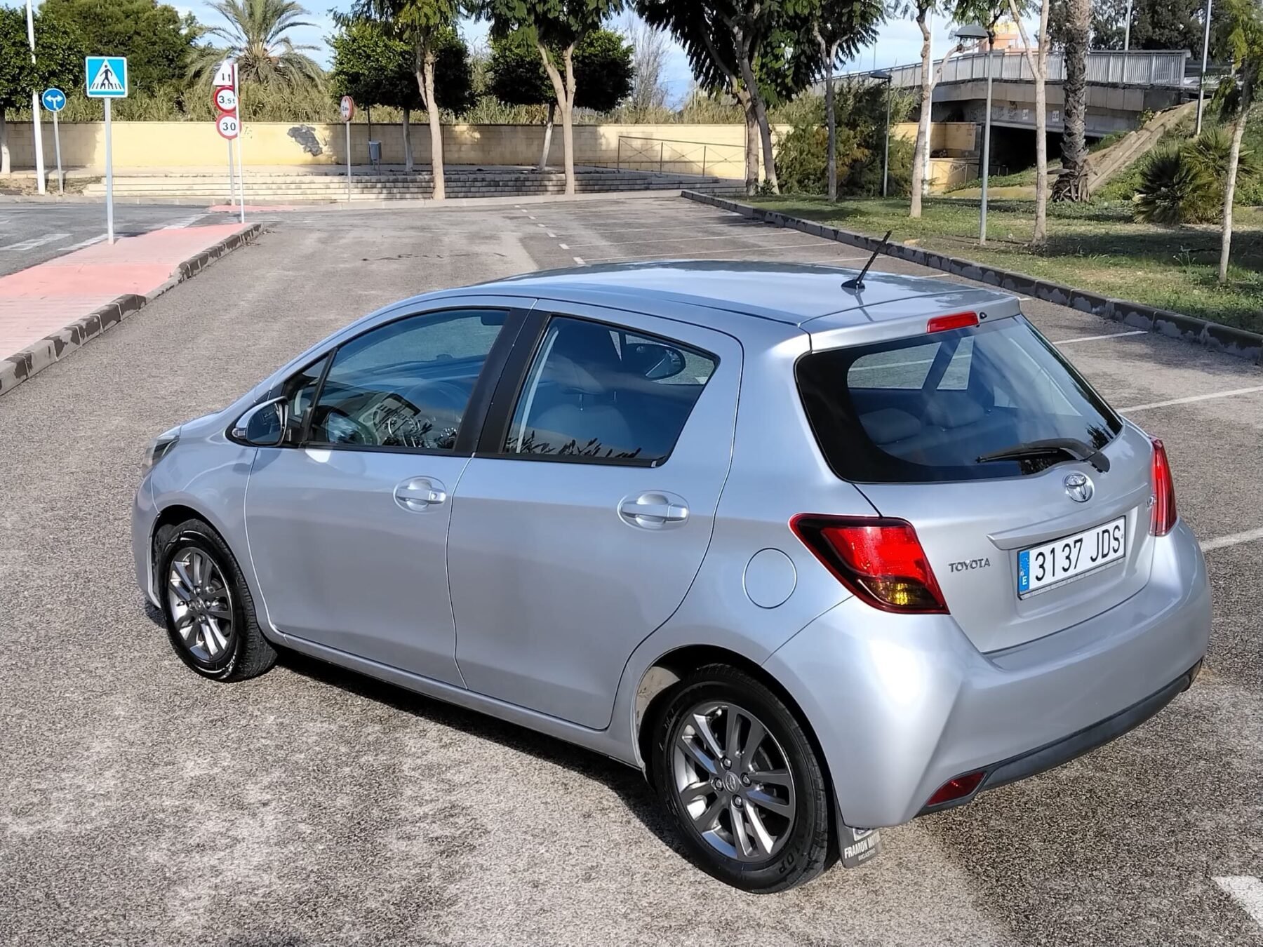 TOYOTA Yaris manual 2015