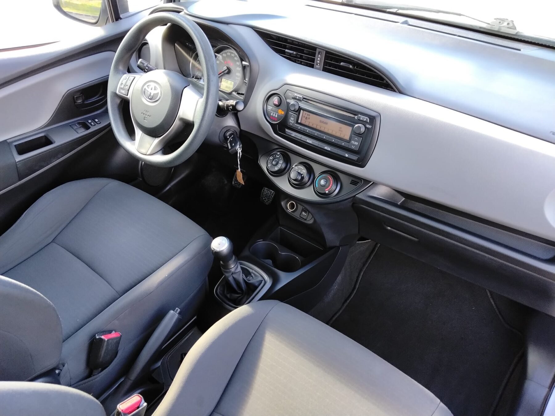 TOYOTA Yaris manual 2015