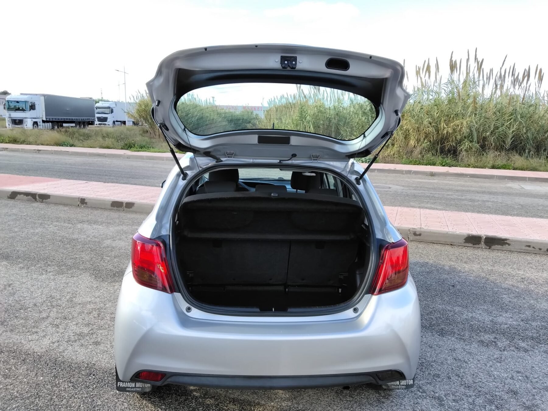 TOYOTA Yaris manual 2015