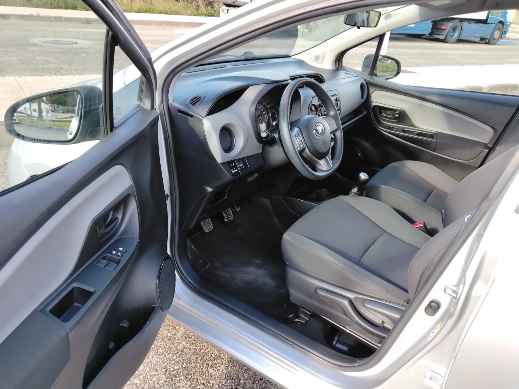 TOYOTA Yaris manual 2015