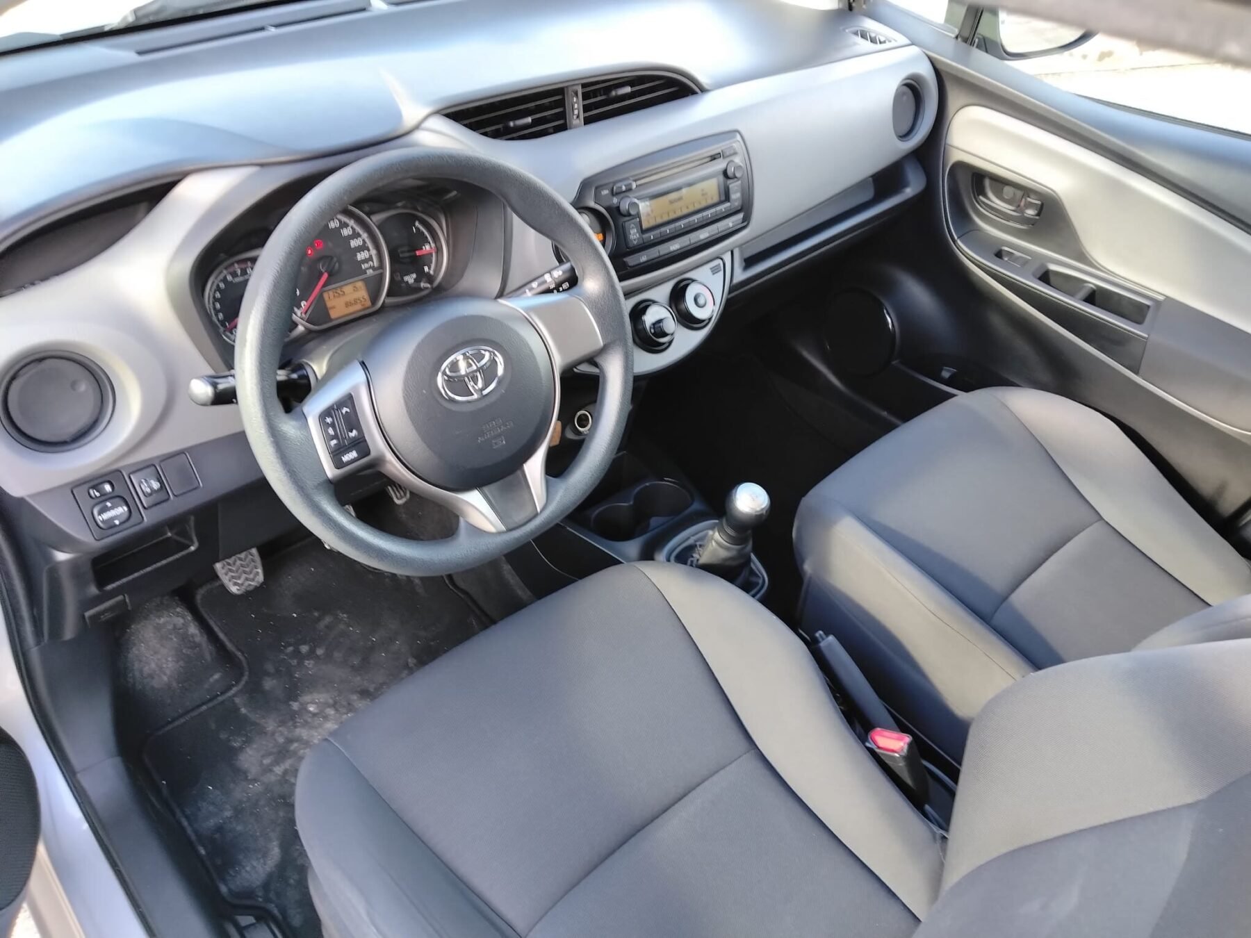 TOYOTA Yaris manual 2015